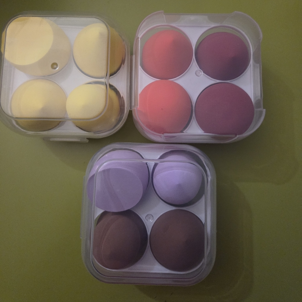 🎁1 Set Of 4 Beauty Blending Makeup Sponges in A Clear Case